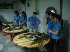 巧媳婦、新酷男，老節(jié)日，新過法！--記端午節(jié)DIY包粽子比賽